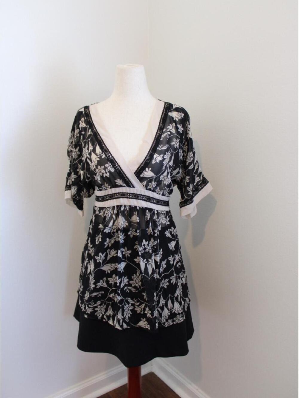 Jonathan Martin floral tunic blouse featuring an empire waist. Size S